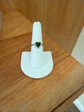 Gold tone Heart Ring with Green Gem and Accent Stones size 7